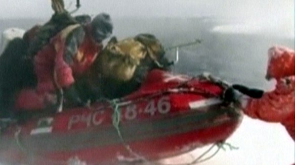 Odlomená ľadová kryha unielsa rybárov na more